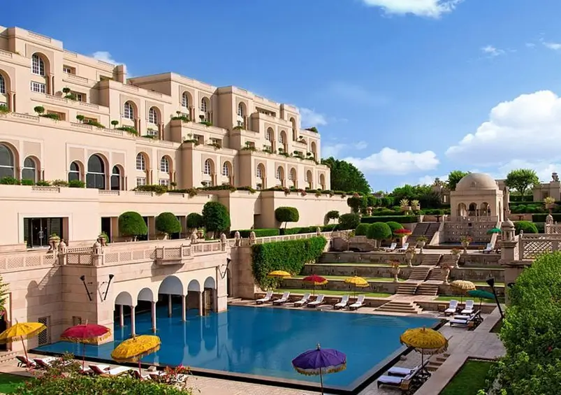 Best Luxury Hotels Near the Taj Mahal for International Travelers