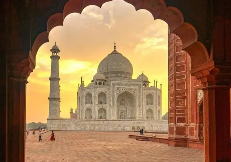 How to Choose the Best Tour Guide for Taj Mahal