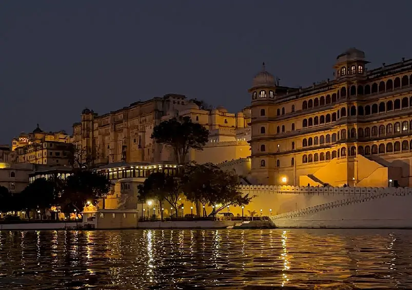 Udaipur by Night – Moon Cruise, Monsoon Palace Lights & Evening Bazaars