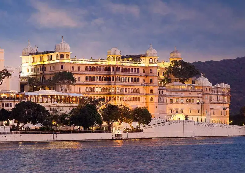 Udaipur for Solo Female Travelers – Safe Stays, Private Drivers & Smart Budget Planning