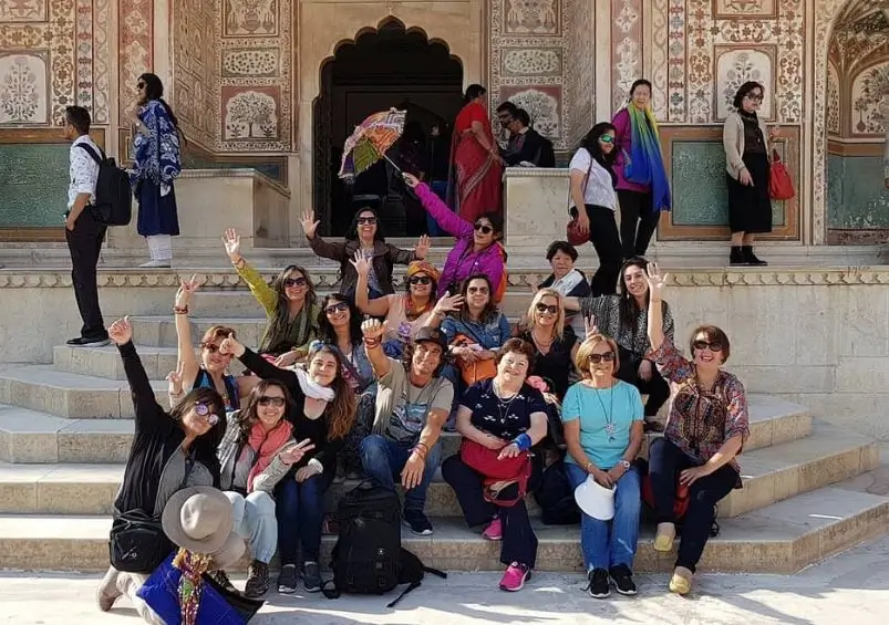 India Private Tour vs Group Tour – Cost Comparison & Best Choice