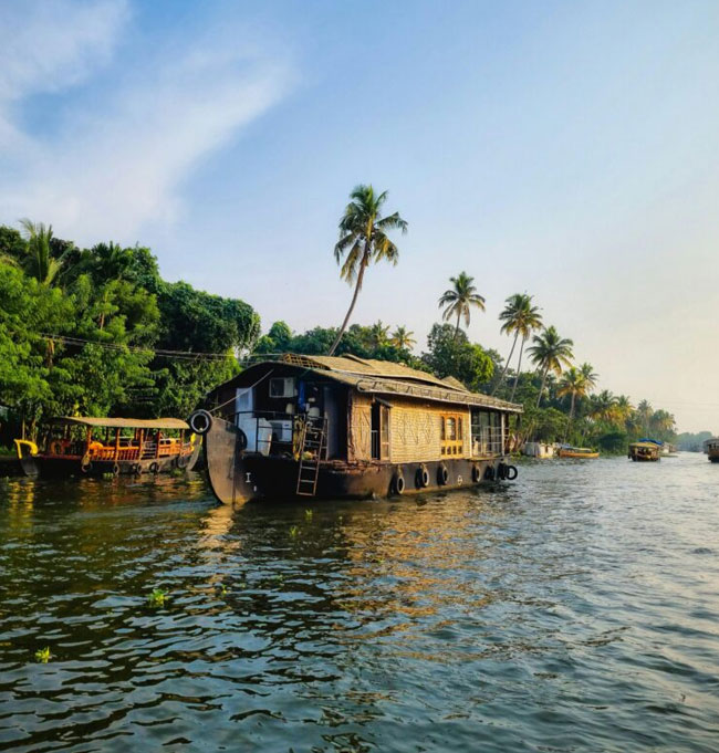 Golden Triangle Tour With Kerala – Delhi, Agra, Jaipur, Kochi, Munnar & Alleppey Backwaters