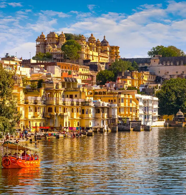 Udaipur Full Day Sightseeing Tour with City Palace, Lakes and Heritage Sites